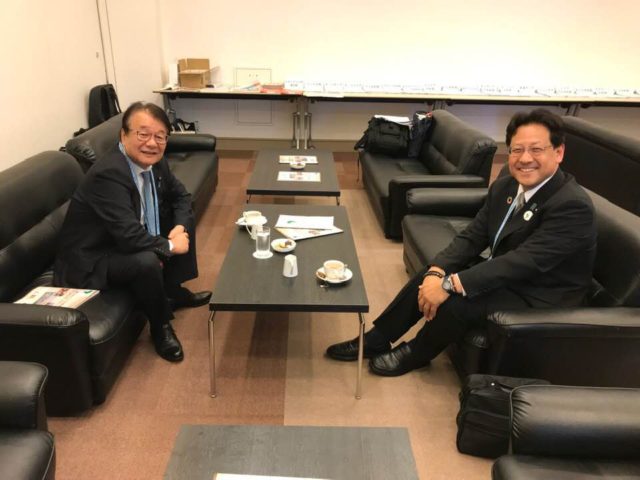 いつも同じ政策研究会でご指導を頂いております山本順三国家公安委員会委員長と共に。