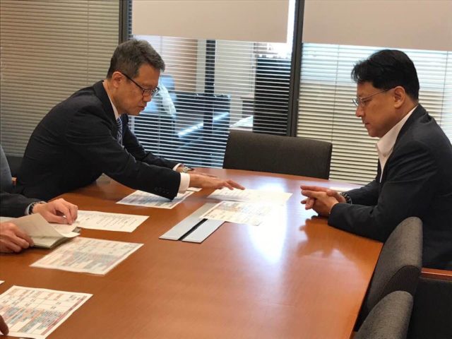 内閣府大臣官房長らに部屋にお越し頂き、分署や臨時国会の法案説明を聞きました。