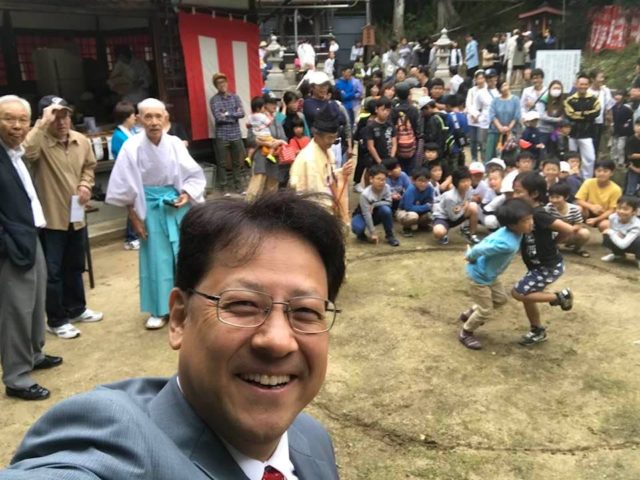 北向八幡さんの境内で押し相撲大会が開かれました。