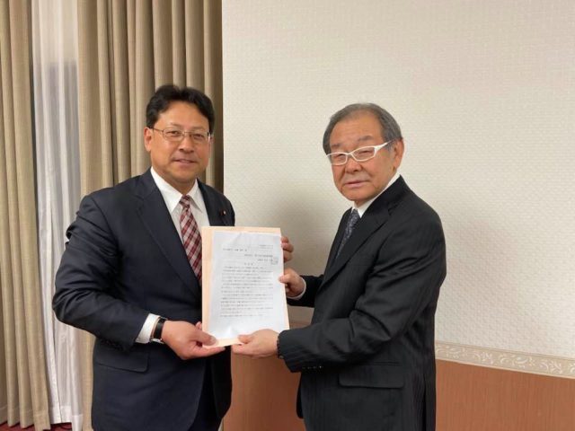 神戸市老人福祉施設連盟の松井理事長と、兵庫県老人福祉事業協会の伊富貴会長より、ご要望を受け取りました。