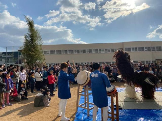 霞ヶ丘の左義長では獅子舞が披露されました。