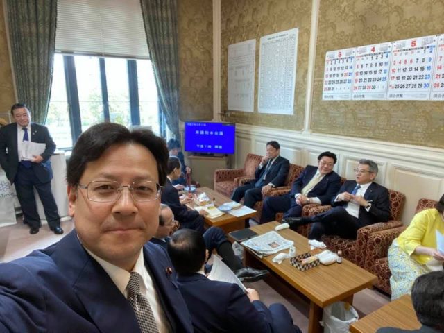 衆議院本会議が始まる前の控え室にて。