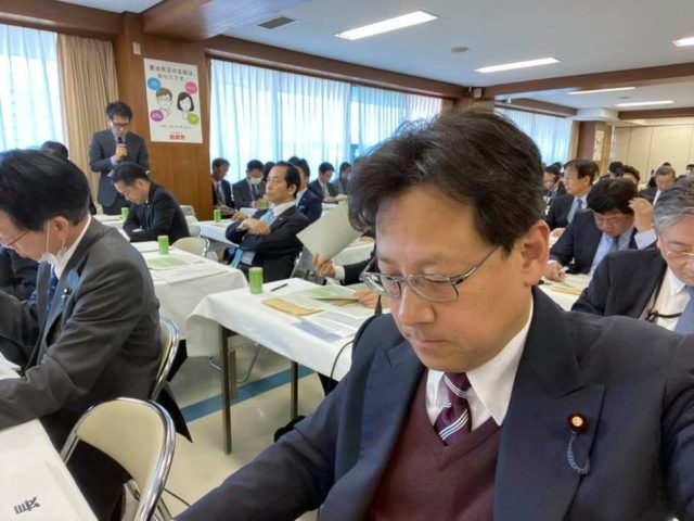 政務調査会の全体会議で、新型コロナウィルス対策が議論されました。