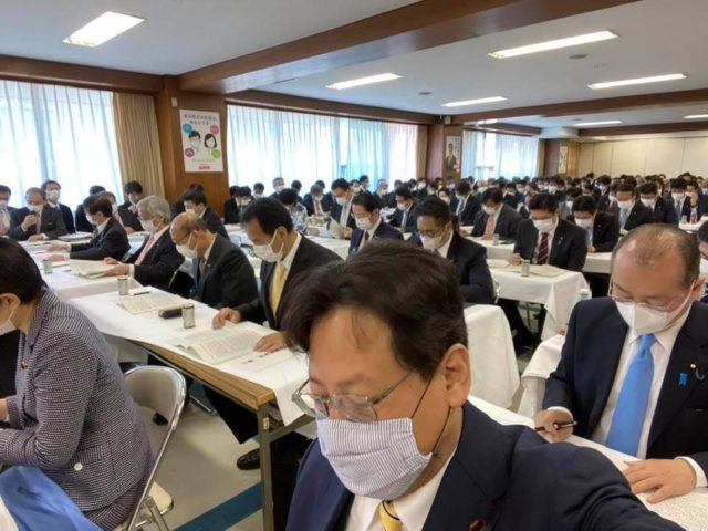 今朝は朝8時から第3弾のコロナ経済対策会議です。