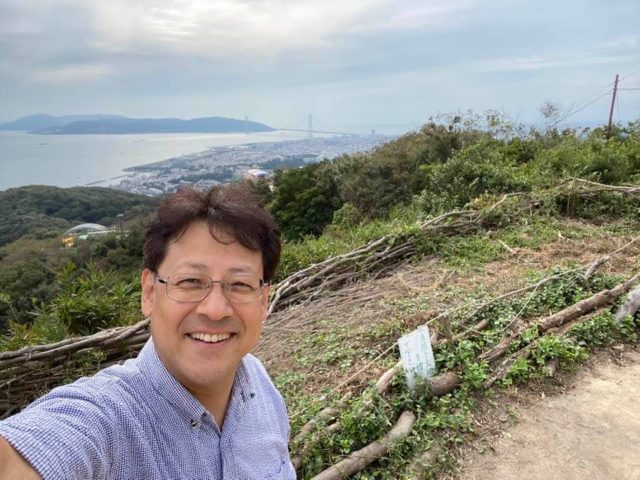 明石大橋と淡路島が見えます。