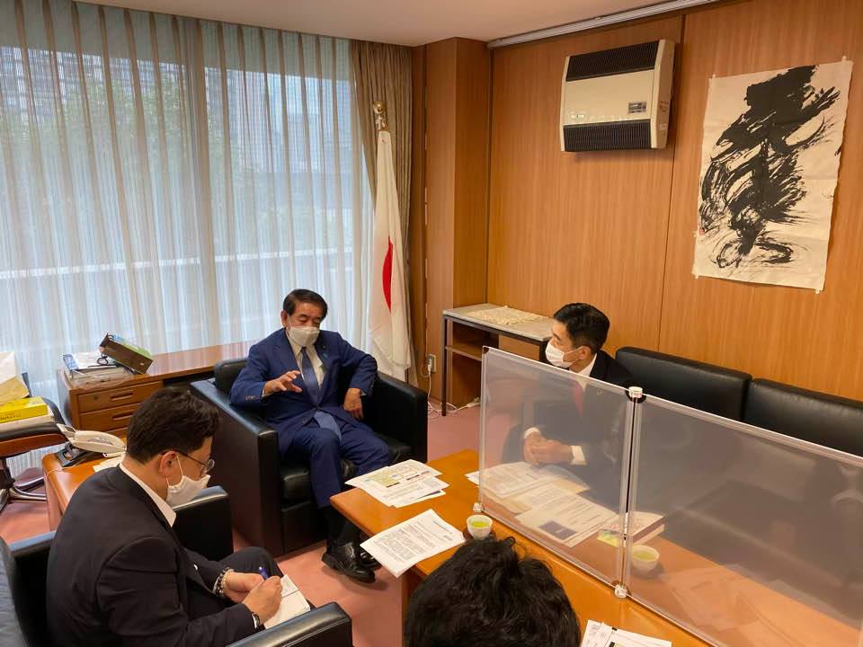 下村博文政調会長とお打合せ致しました。