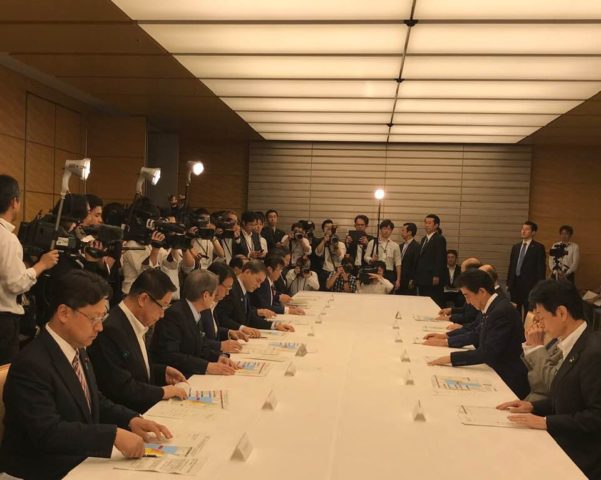 総理官邸にて地震の対策会議が開かれました。