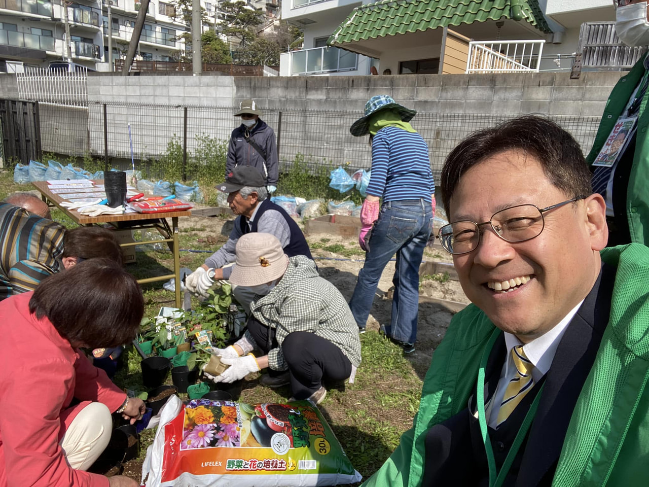 土に触ると、心が和みますね🍓🥒