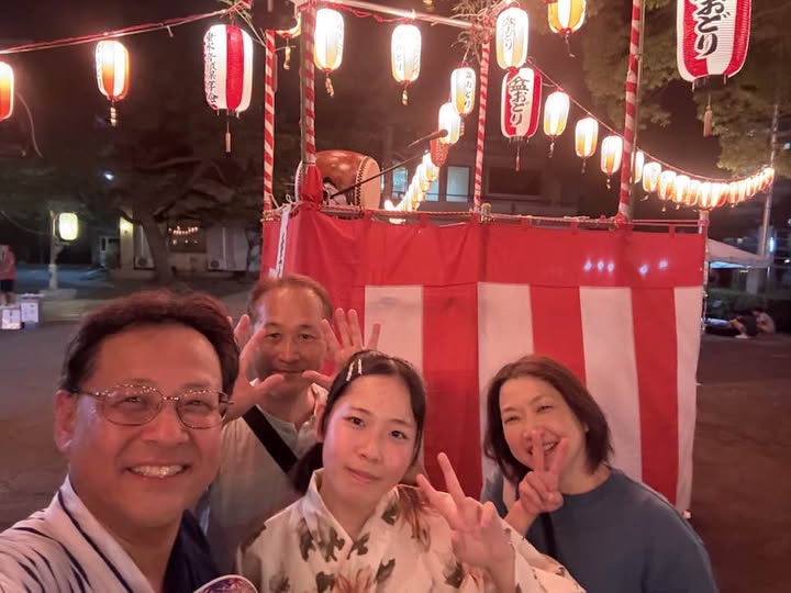 盆踊りに家族で参加、素敵です
