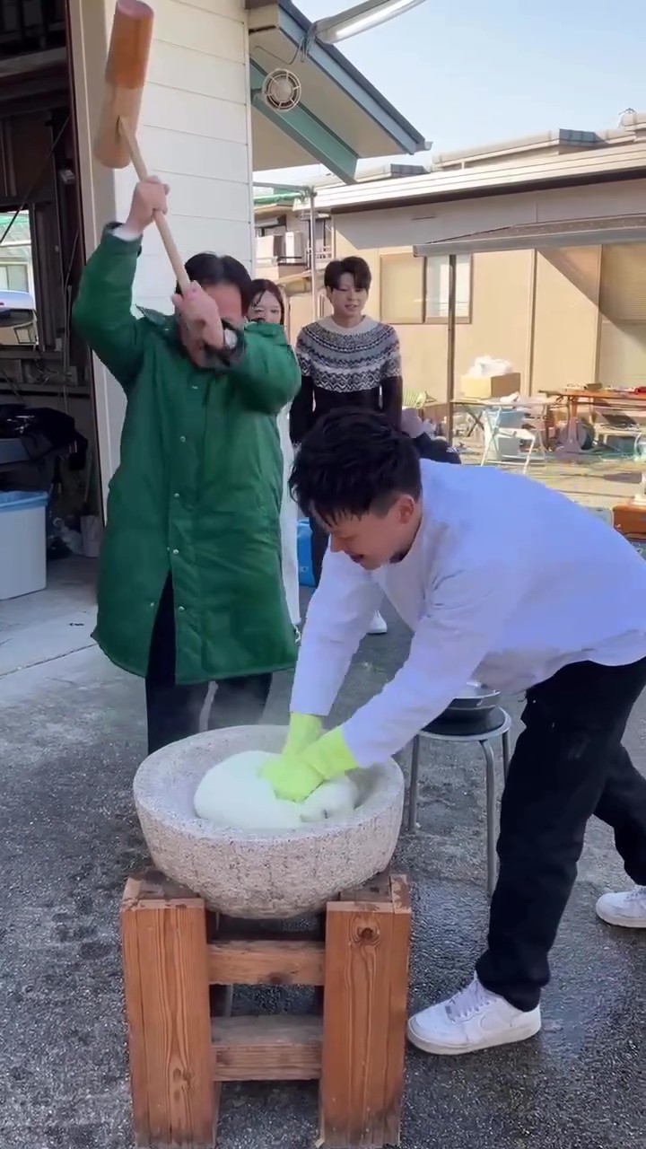 年末恒例！ お知り合いのお家で餅つき大会です