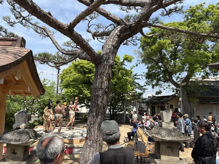 舞子六神社で、赤ちゃん達の泣き相撲大会