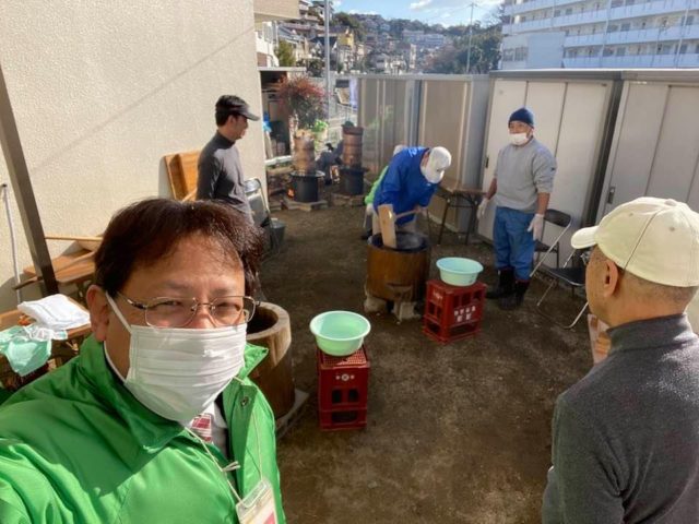 舞子の地域福祉センターでのお餅つきです。